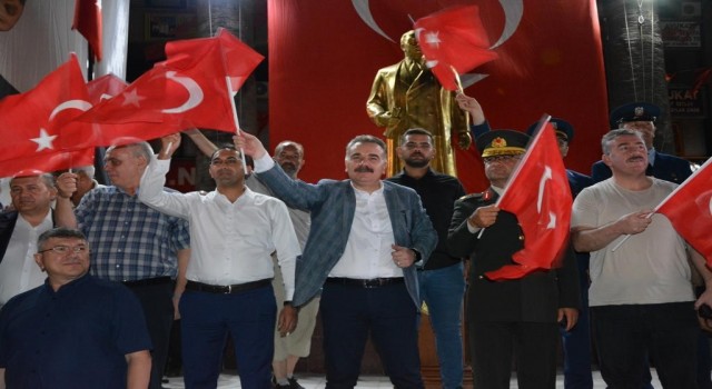 Edremit, 15 Temmuzda Türkiye Yüzyılının Kahramanları için tek yürek oldu