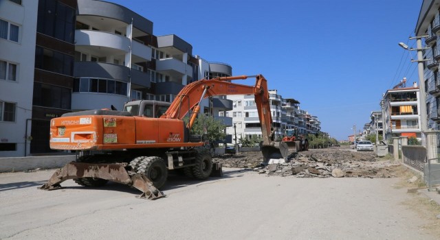 Edremit Belediyesi yol yapım çalışmalarına devam ediyor