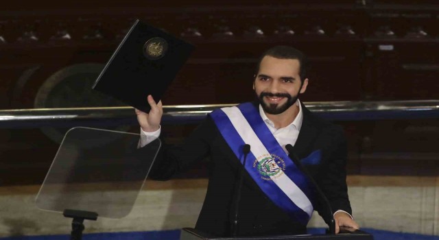 El Salvador Başkanı Bukele, anayasa yasağına rağmen yeniden aday gösterildi