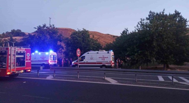 Elazığda otomobil şarampole uçtu: 4  yaralı