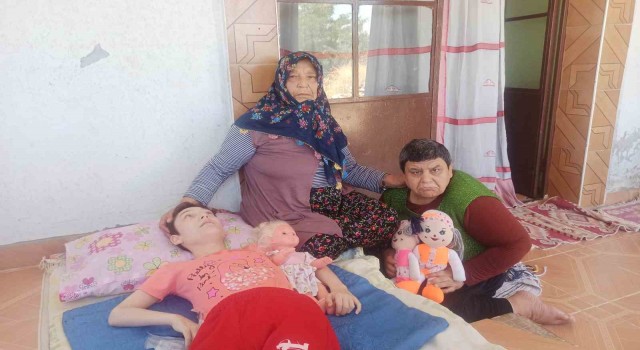 Eli öpülesi anne,  engelli çocuklarına bebek gibi bakıyor