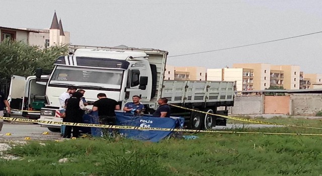 Evinin önünde pusu kurulan genç, tabanca ve uzun namlulu silahla öldürüldü