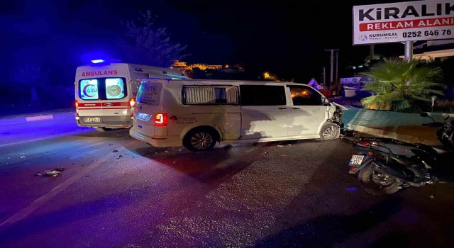 Fethiyede minibüs İle kamyonet çarpıştı: 2 yaralı