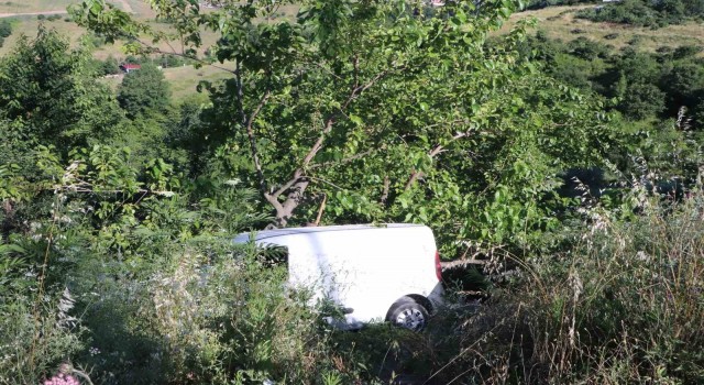 Freni tutmayan araç bahçeye uçtu: Anne ve kızı ölümden döndü