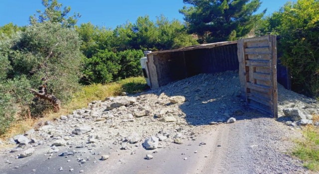 Freni tutmayan kamyon devrildi: 1 yaralı