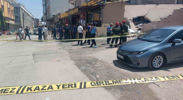 Gaziantepte iki katlı binanın bahçe duvarı yıkıldı: 5 yaralı