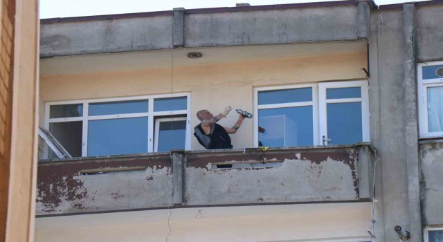 Geçen yıl pompalı tüfekle dehşet saçmıştı, bugün de kız arkadaşını rehin aldı