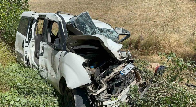 Gelin almadan dönen araç kaza yaptı, biri ağır 3 kişi yaralandı