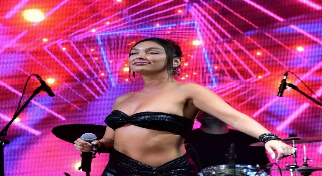 Genç şarkıcı Onurluer, Azka yaz konserlerinde sevenleriyle buluştu