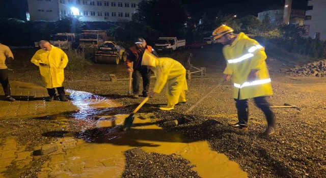 Giresunda sağanak yağış sonrası ev ve işyerlerini su bastı
