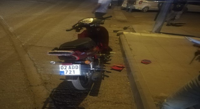 Hafif ticari araç ile motosiklet çarpıştı: 1 yaralı