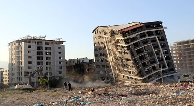 Hatay'da Ağır Hasarlı Binalar Yıkıldı