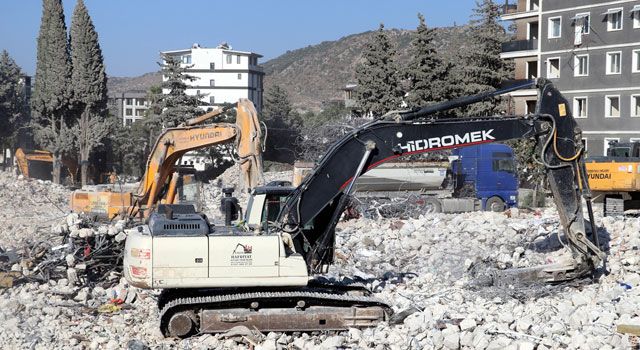 Hatay'da Ağır Hasarlı Binalar Yıkılıyor