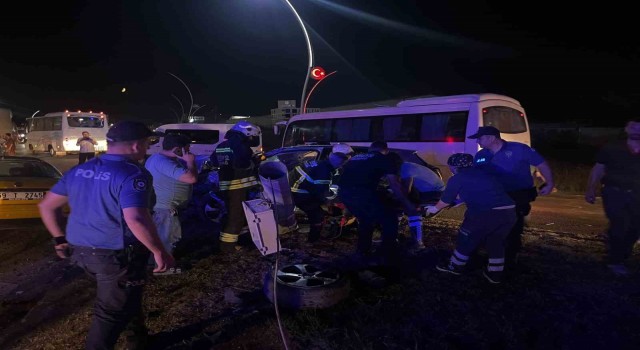 İki aracın kafa kafaya çarpıştığı kazada taksinin motoru fırladı: 3 yaralı