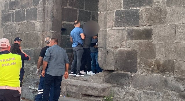 İntihar için kale surlarına çıkan şahsı polis ikna etti