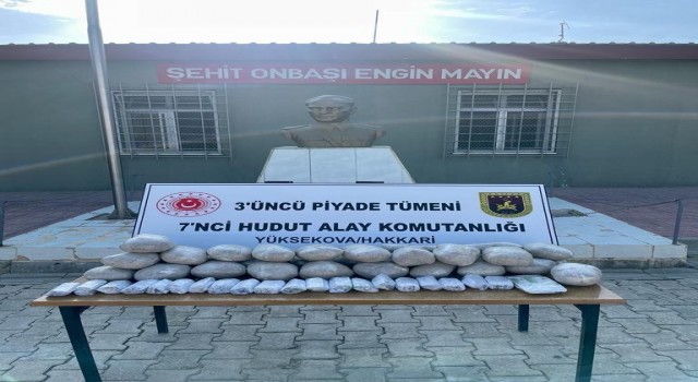 İrandan Türkiyeye geçmeye çalışan ve üzerlerinde 32,6 kilogram toz esrar taşıdığı belirlenen 5 kişi yakalandı