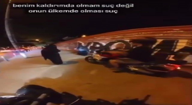 İstanbulda motosikletli şahıs çarşaflı kadınların üzerine sürerek korkuttu