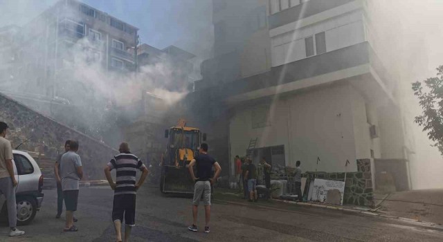 İzmirde inşaat malzemeleri deposunda yangın