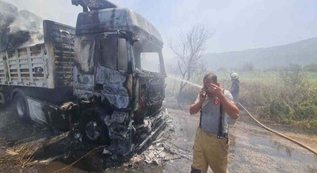 İzmirde saman yüklü tır alev aldı