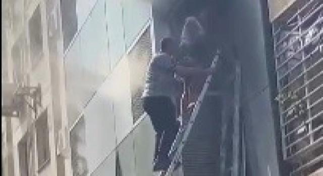 İzmirde yangın çıkan otelde 5 kişi dumandan etkilendi