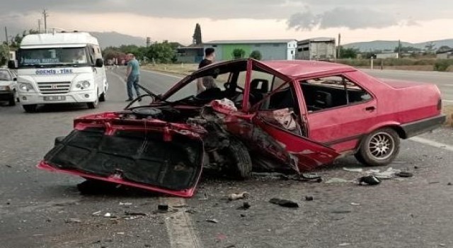 İzmirdeki kazada otomobil kağıt gibi yırtıldı: 2 yaralı