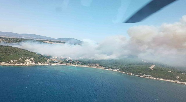 İzmirdeki orman yangını uçak seferlerini iptal ettirdi