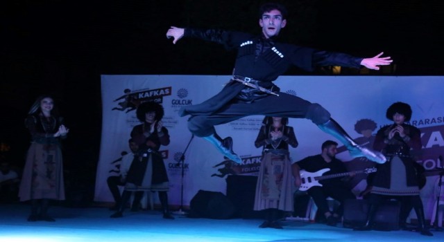 Kafkas dansıyla kendilerine hayran bıraktılar