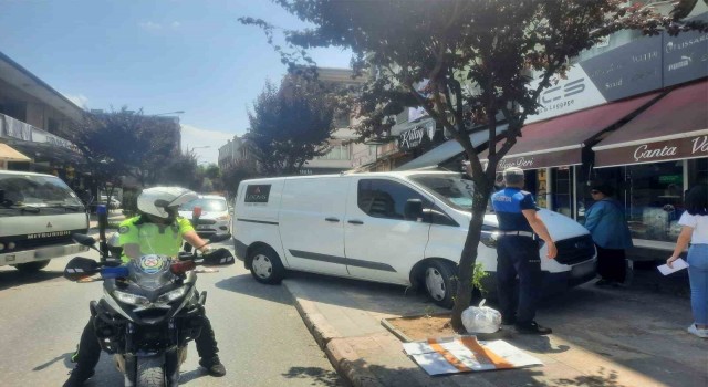 Kaldırıma park eden 9 araca ceza