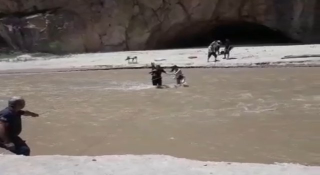 Kanyonda suyun yükselmesiyle mahsur kalanları itfaiye kurtardı