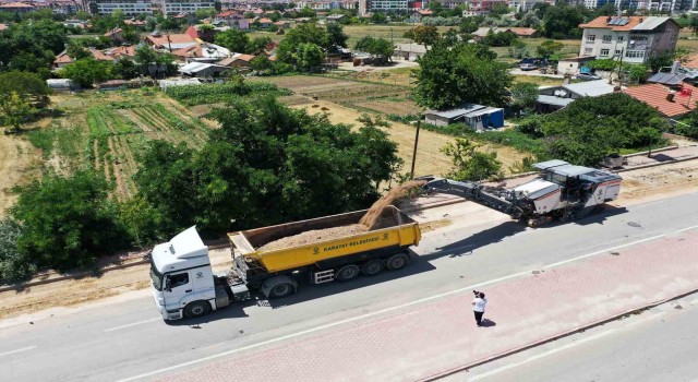 Karatayda yol ve asfalt seferberliği sürüyor