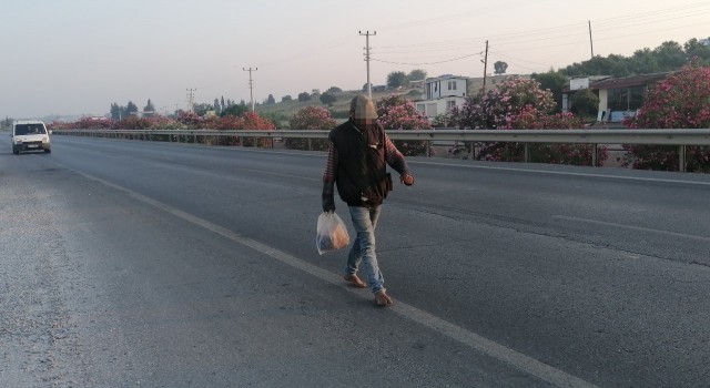 Karayolunun ortasında çıplak ayakla yürüyünce jandarmayı harekete geçirdi