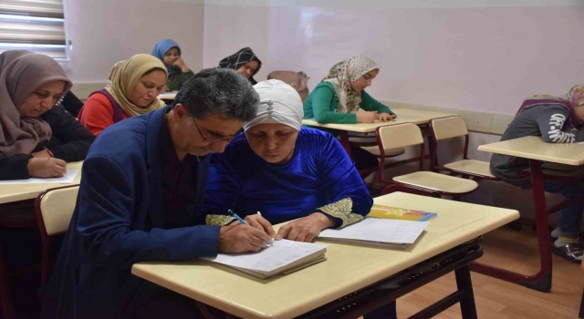 Karı-koca Şahinbey tesislerinde beraber okuma yazma öğreniyor