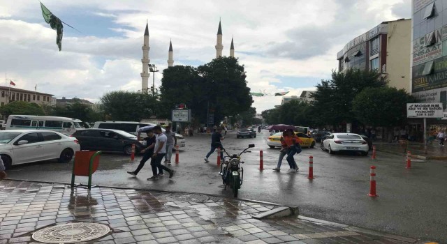 Kavurucu sıcakların hakim olduğu Iğdırda yağmur yağdı