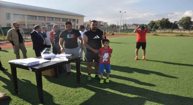 Kaymakam Ocaktan kurslara katılan çocuklara forma