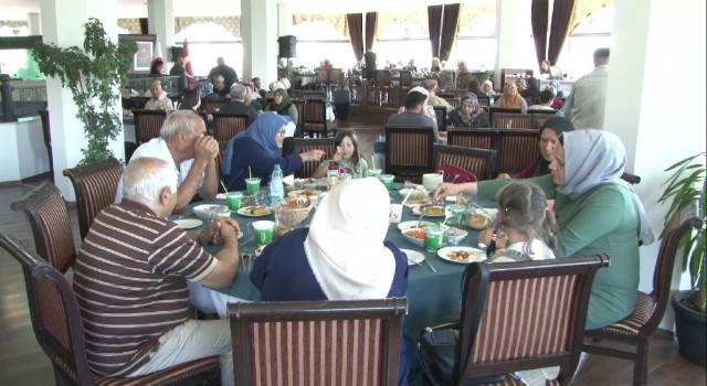 Keçiörende şehit aileleri için gezi ve yemek düzenlendi