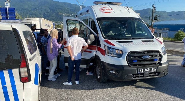 Kocaelide motosiklet ile otomobil çarpıştı: 3 yaralı
