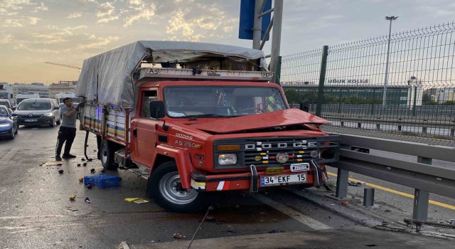 Küçükçekmecede otomobil, meyve yüklü kamyonete arkadan çarptı: 2 ölü
