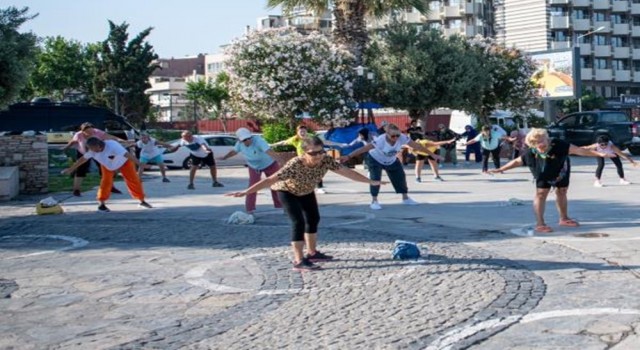 Kuşadalılar sabah sporu ile güne zinde başlıyor