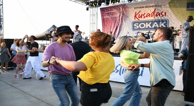 Kuşadasını sokak festivali coşkusu sardı