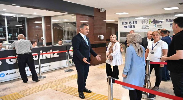 Mamak Belediye Başkanı Köse vatandaşları belediye binasının kapısında karşılıyor