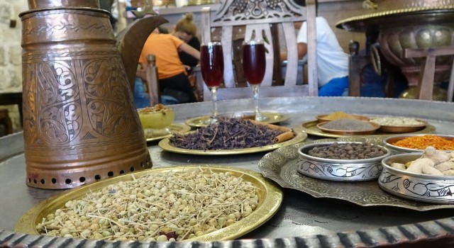 Mardinde kavurucu yaz sıcağının serinleten içeceği reyhan şerbeti