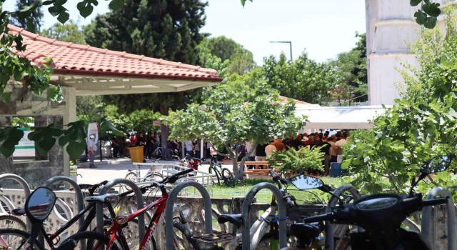 Maseratili Polis toprağa verildi, cenazede gazeteciye saldırı