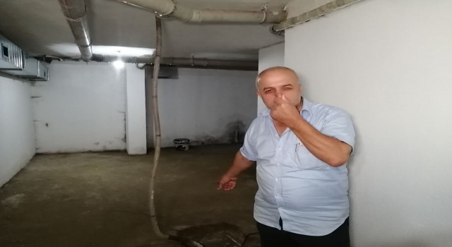 Menfez tıkanınca sığınağa dolan lağım suyu apartman sakinlerinin kabusu oldu