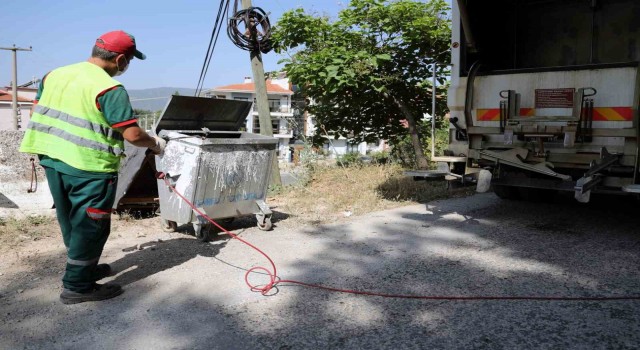 Menteşede çöp konteynerleri temizleniyor