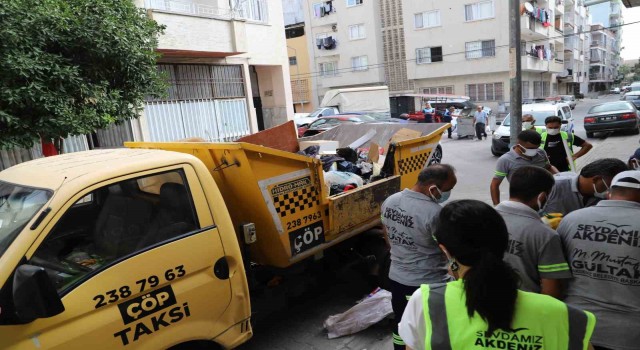 Mersinde bir evden 10 ton çöp çıkarıldı