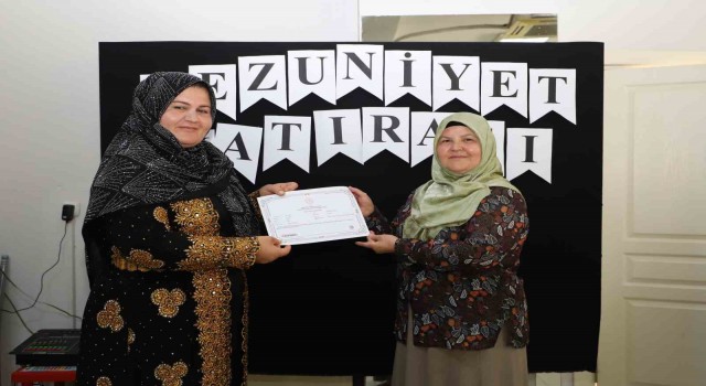 Mersinde okuma yazma öğrenen kadınlar sertifikalarını aldı