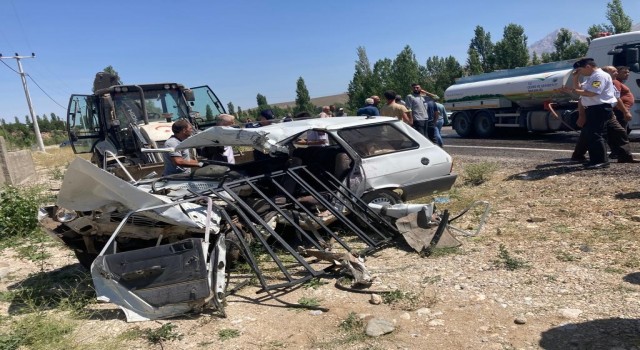 Minibüs ile otomobil kafa kafaya çarpıştı: 2 ölü, 1 yaralı
