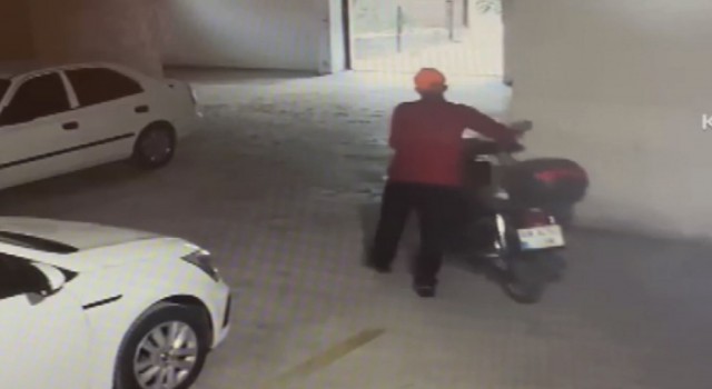 Motosiklet hırsızı önce güvenlik kamerasına sonra polise yakalandı