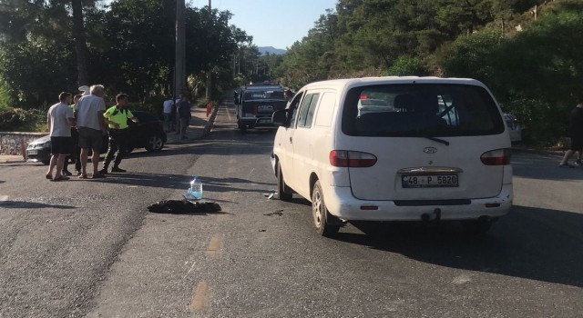 Motosiklet ile minibüs çarpıştı: 1 ölü, 1 yaralı