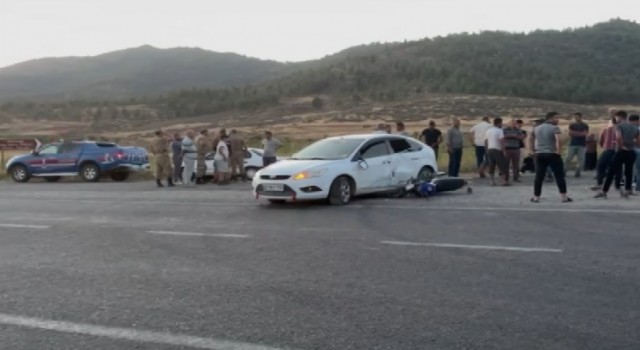 Motosiklet ile otomobil çarpıştı, bacağı kırılan yaralının feryatları yürek sızlattı